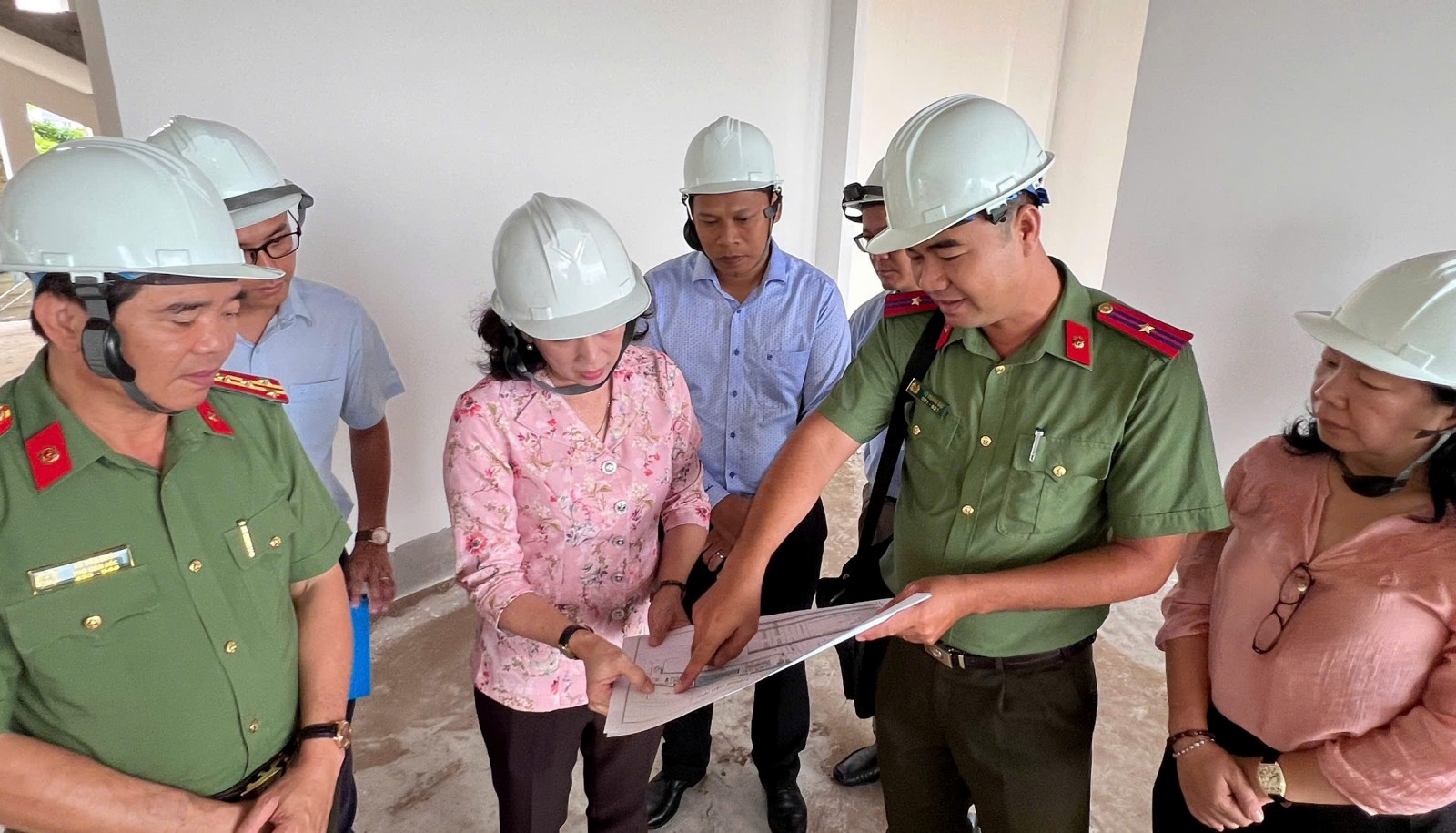 Phó Chủ tịch UBND tỉnh Nguyễn Thị Minh Thúy nghe báo cáo và kiểm tra thực tế tại tại Trụ sở làm việc Đội chữa cháy và Cứu nạn cứu hộ