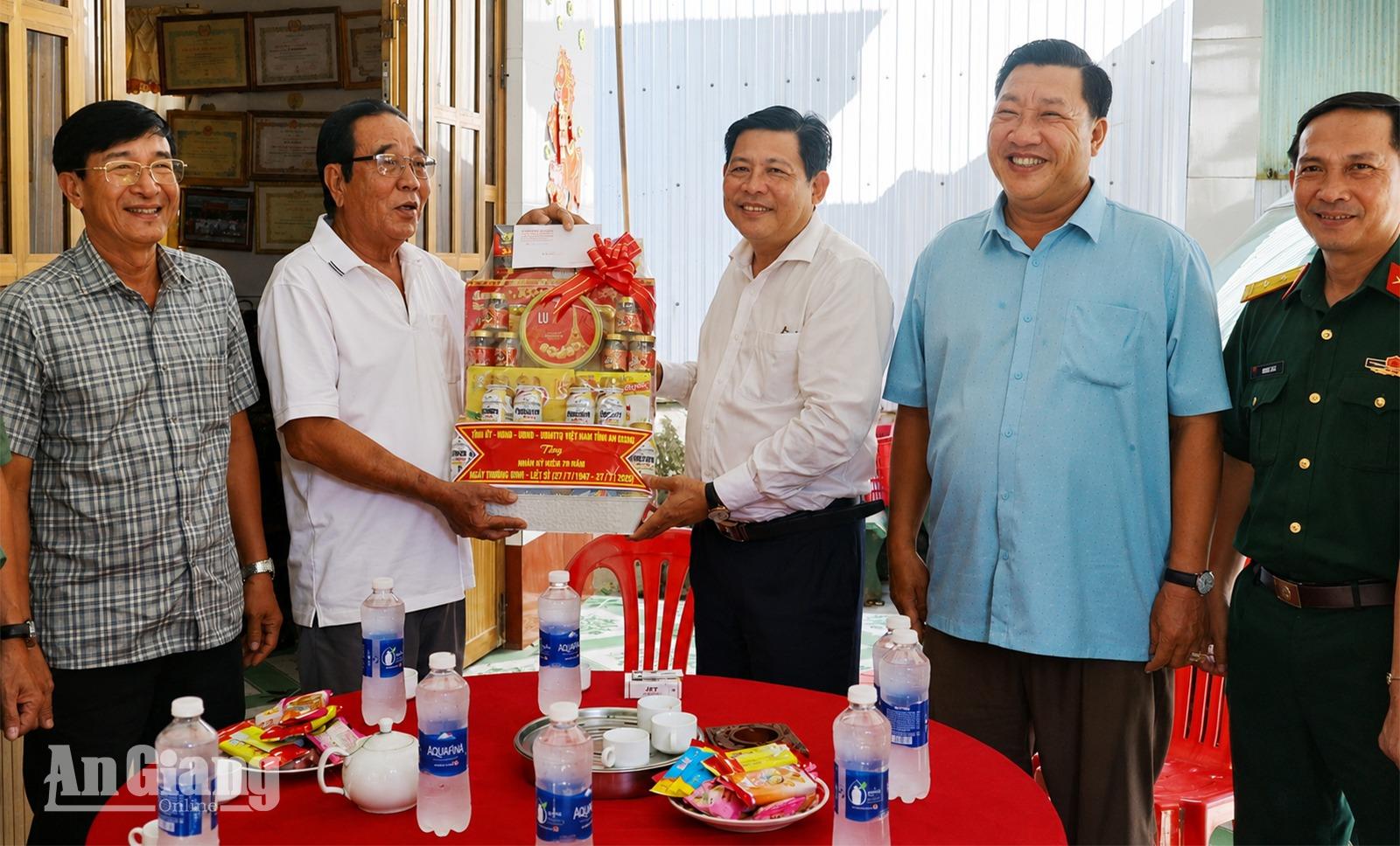 Phó Chủ tịch UBND tỉnh An Giang Ngô Công Thức thăm gia đình người có công tại xã Tân Thạnh và Đông Hưng