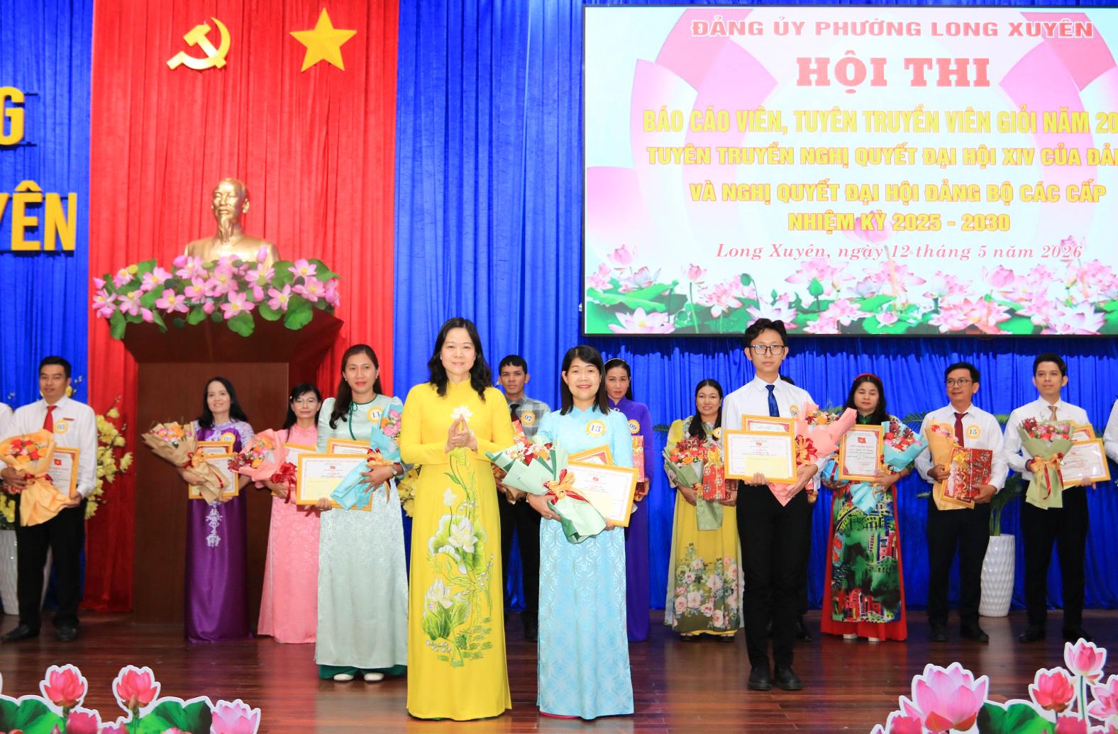 Phó Bí thư Thường trực Đảng ủy phường, Trưởng Ban Tổ chức Hội thi  - Võ Thị Xuân Kiều trao giải Nhất cho thí sinh Võ Thị Huệ Thanh