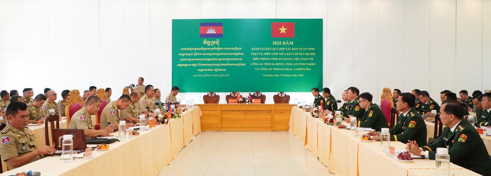 Bộ đội Biên phòng tỉnh An Giang hội đàm với Công an 3 tỉnh thuộc Campuchia