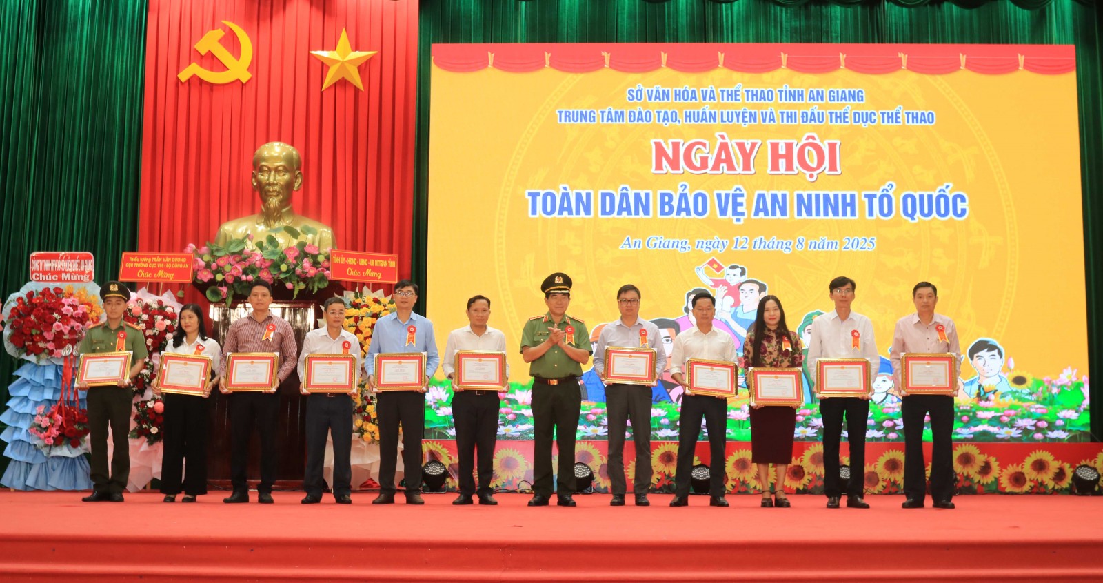 An Giang tổ chức Ngày hội Toàn dân bảo vệ an ninh Tổ quốc năm 2025 Đồng chí thiếu tướng Nguyễn Văn Hận, Ủy viên BTV Tỉnh ủy, Bí thư Đảng ủy, Giám đốc Công an tỉnh trao giấy khen Công an tỉnh cho các tập thể, cá nhân