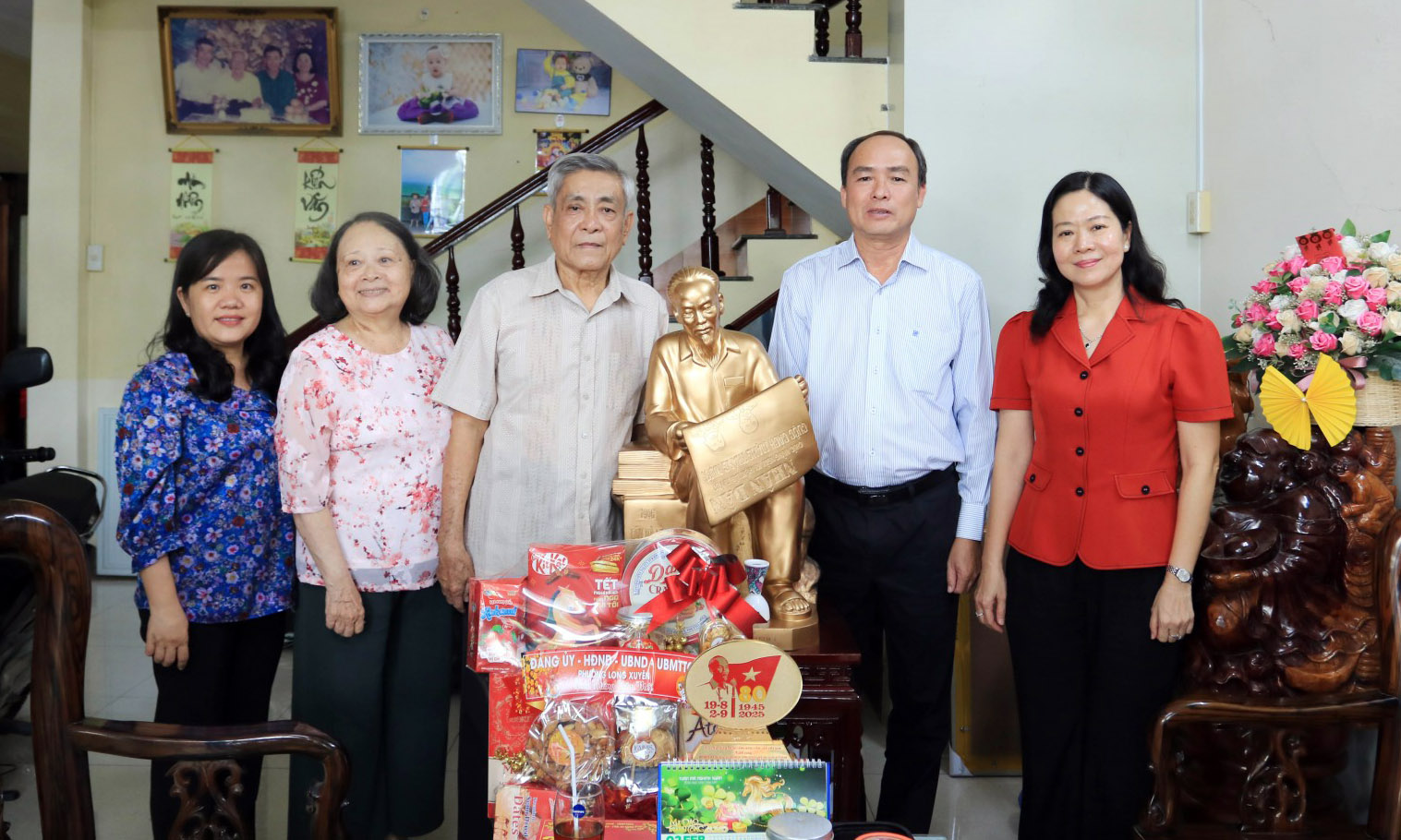 Thường trực Đảng ủy phường Long Xuyên chúc tết các đồng chí nguyên lãnh đạo và lực lượng vũ trang Thăm tặng quà đồng chí Võ Thanh Khiết, nguyên Bí thư Tỉnh ủy An Giang