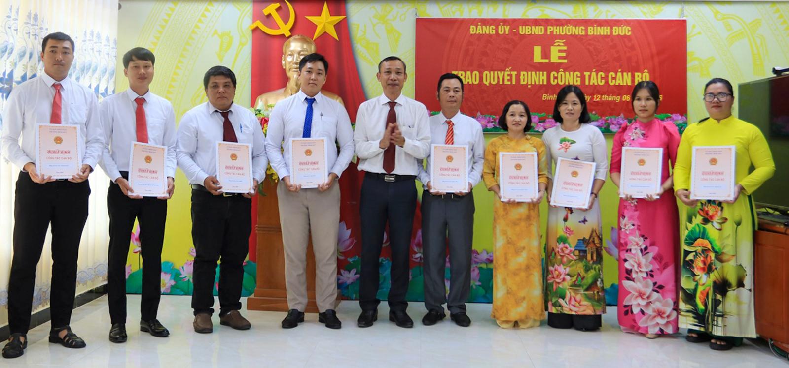 Đồng chí Võ Văn Hòa, Phó Bí thư Đảng ủy, Chủ tịch UBND phường trao Quyết định cho cán bộ