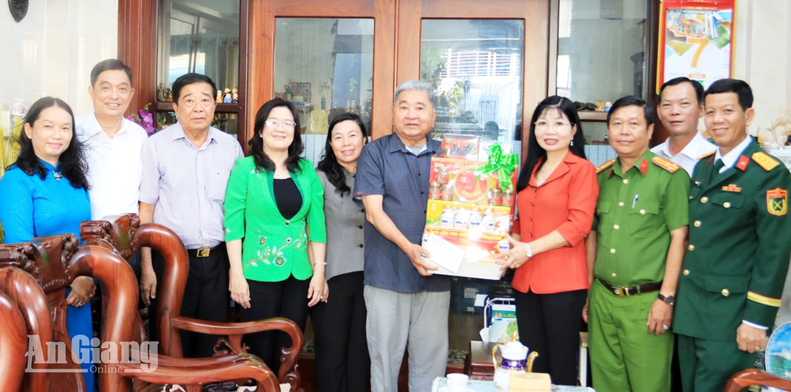Phó Bí thư Tỉnh ủy, Chủ tịch Ủy ban MTTQ Việt Nam tỉnh An Giang Trần Thị Thanh Hương thăm, tặng quà ông Bùi Văn Lê (Bùi Văn Huấn)