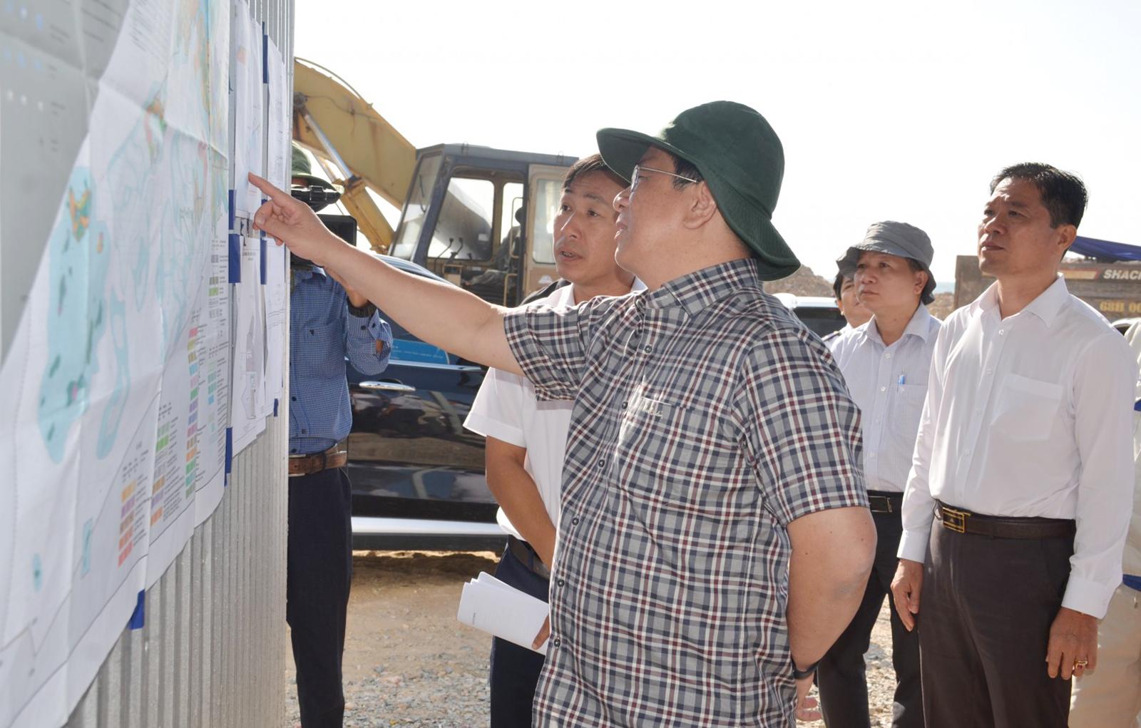 Chủ tịch UBND tỉnh An Giang kiểm tra tiến độ thi công các công trình, dự án trên địa bàn phường Hà Tiên