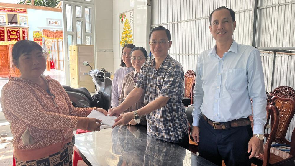 Xã Phú Hòa hỗ trợ các hộ dân bị ảnh hưởng bão số 3