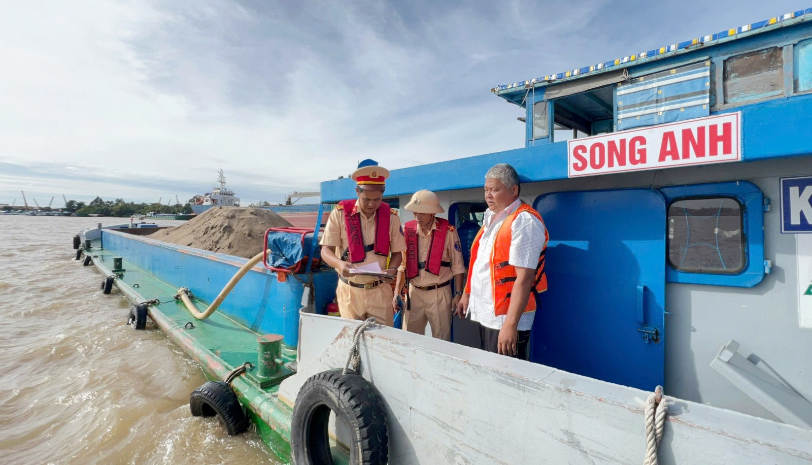 Ra quân tuần tra, kiểm tra bảo đảm trật tự, an toàn giao thông tuyến đường thủy Kiểm tra giấy tờ thuyền viên, vạch dấu mớn nước các phương tiện thủy chở hàng