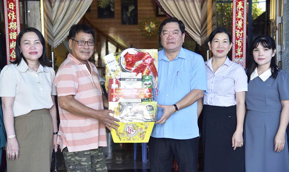 Các địa phương tổ chức thăm, tặng quà gia đình chính sách tiêu biểu