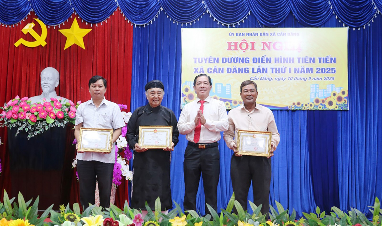 Các địa phương tuyên dương điển hình tiên tiến