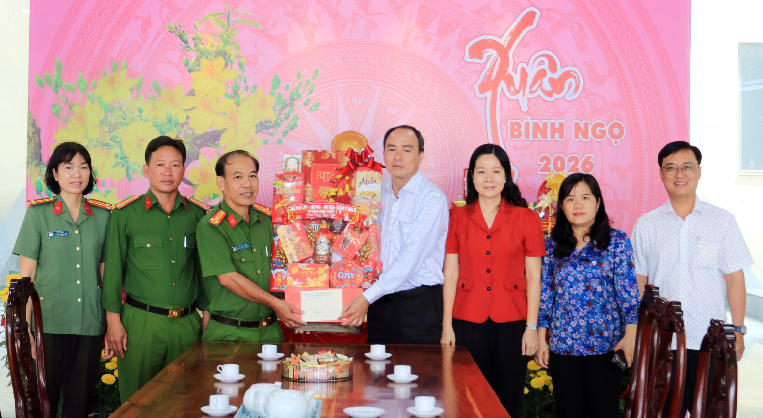 Thường trực Đảng ủy phường Long Xuyên chúc tết các đồng chí nguyên lãnh đạo và lực lượng vũ trang Thường trực Đảng ủy thăm tặng quà Công an phường