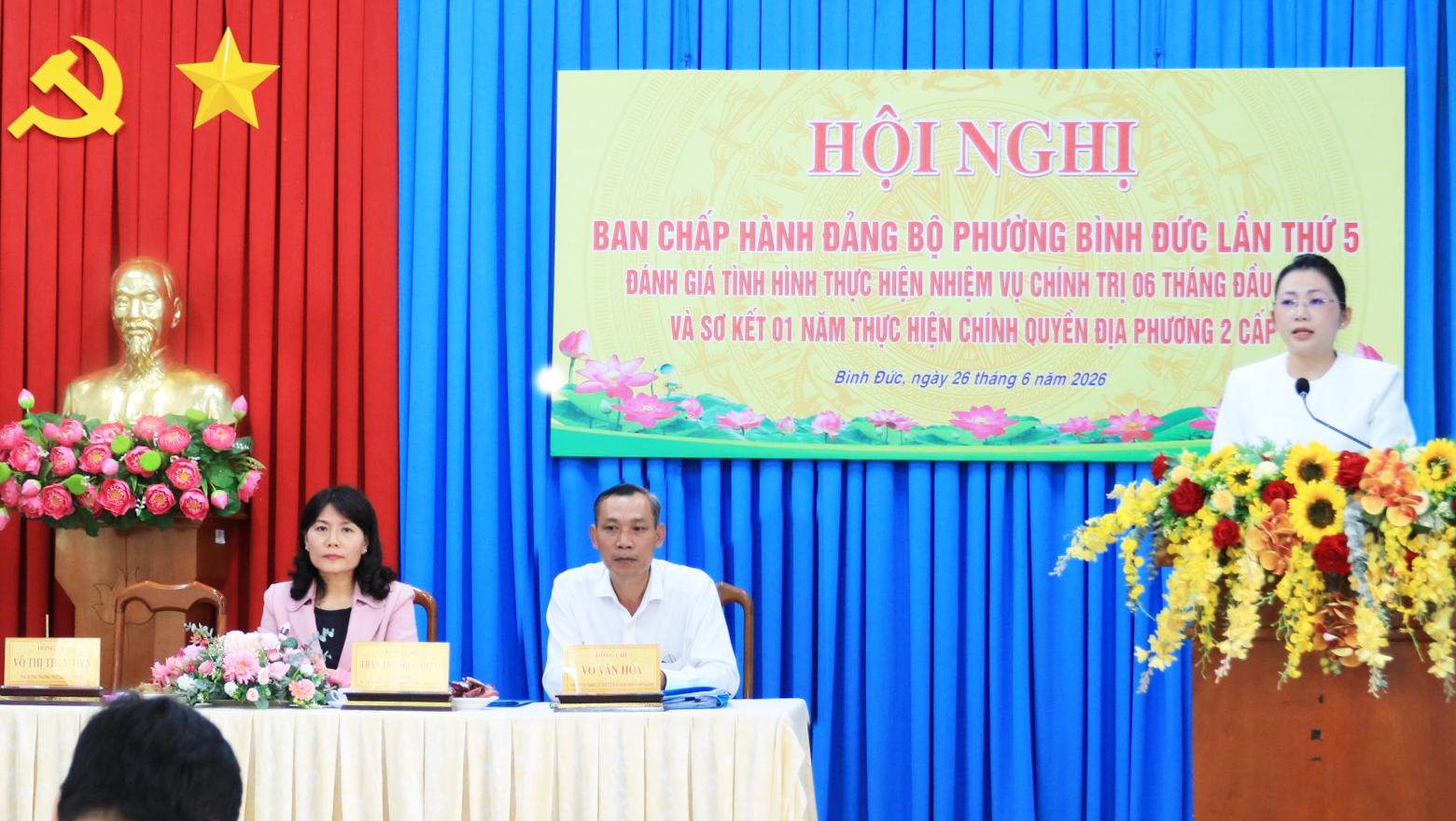 Phó Bí thư Thường trực Đảng ủy phường Bình Đức Võ Thị Thủy Tiên báo cáo kết quả 1 năm vận hành chính quyền địa phương 2 cấp