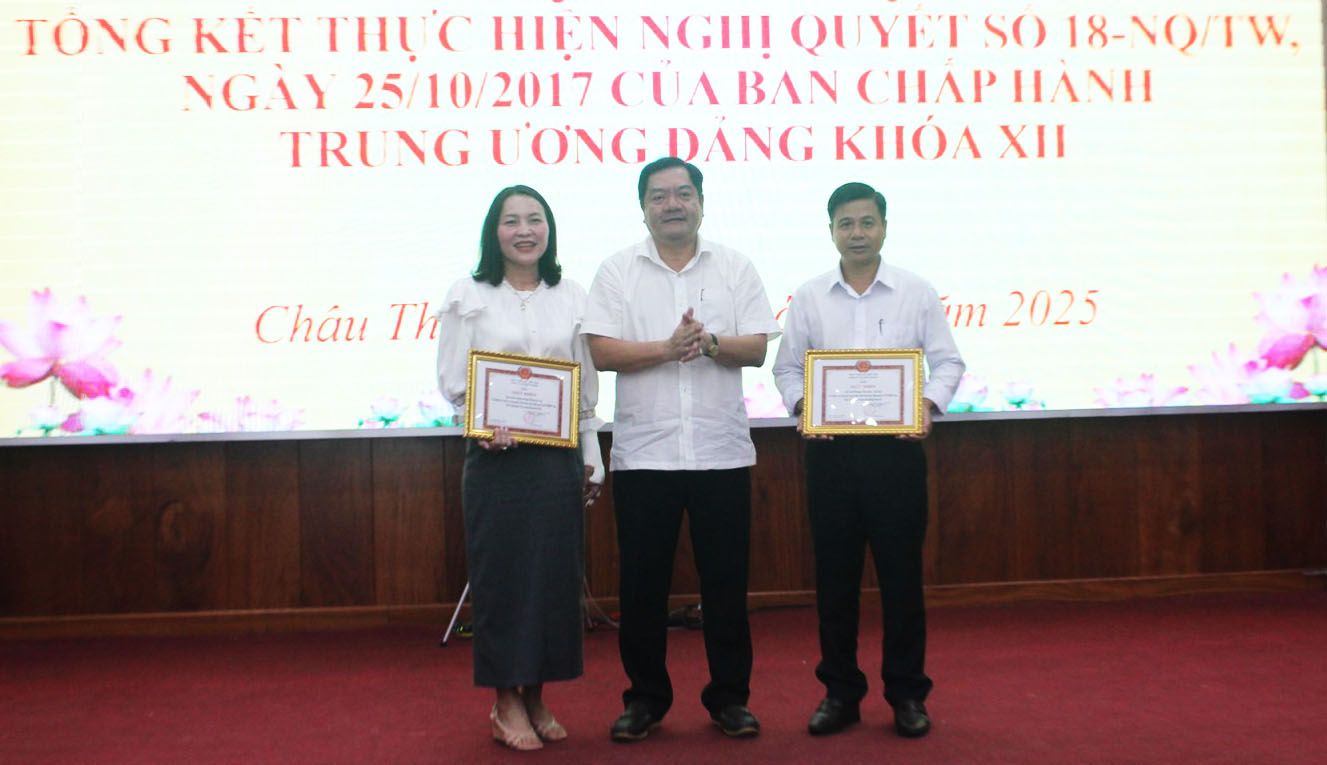 Châu Thành khen thưởng 2 tập thể và 9 cá nhân xuất sắc trong thực hiện Nghị quyết số 18-NQ/TW