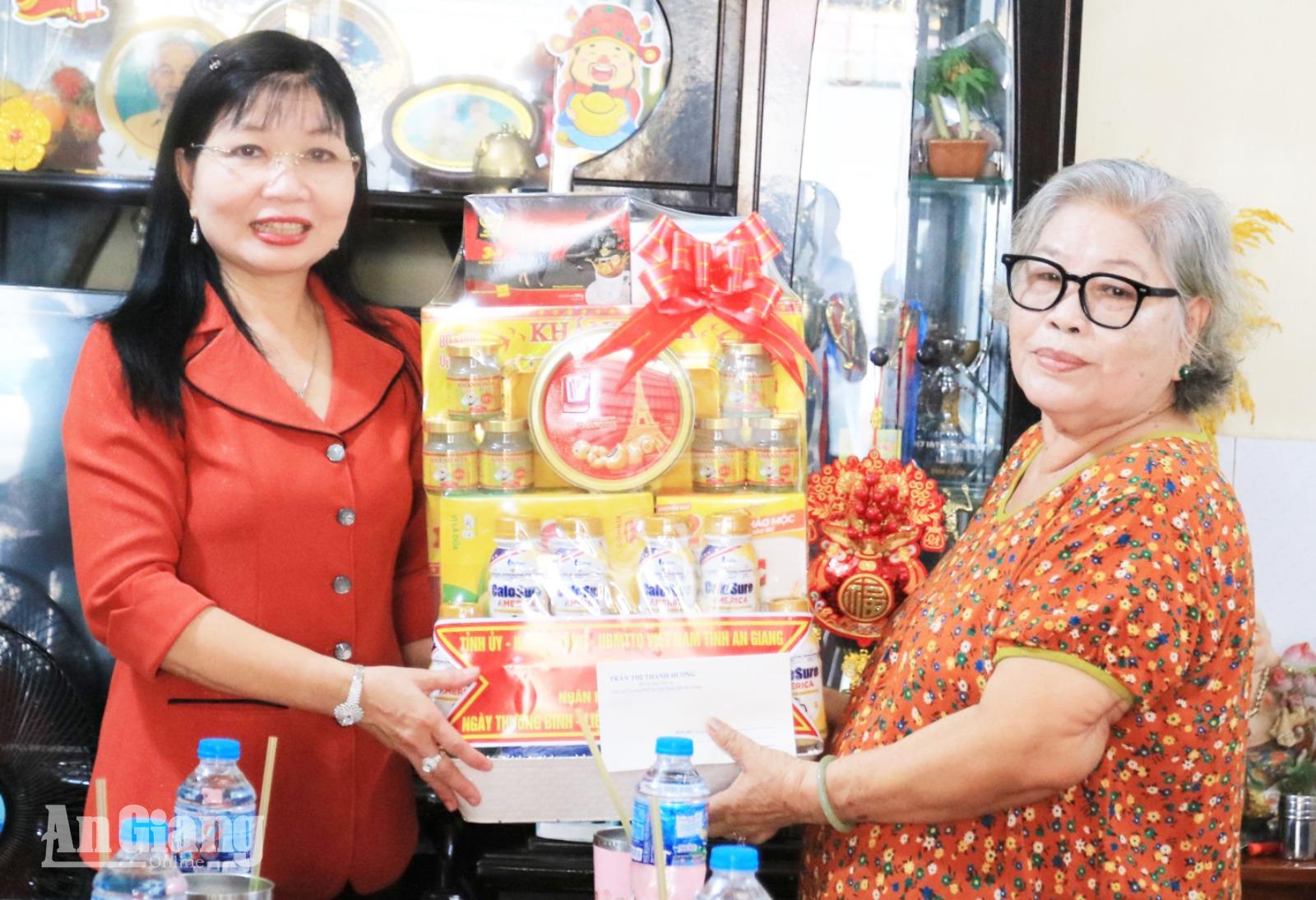 Phó Bí thư Tỉnh ủy, Chủ tịch Ủy ban MTTQ Việt Nam tỉnh An Giang Trần Thị Thanh Hương tặng quà bà Võ Thị Cẩm Hồng