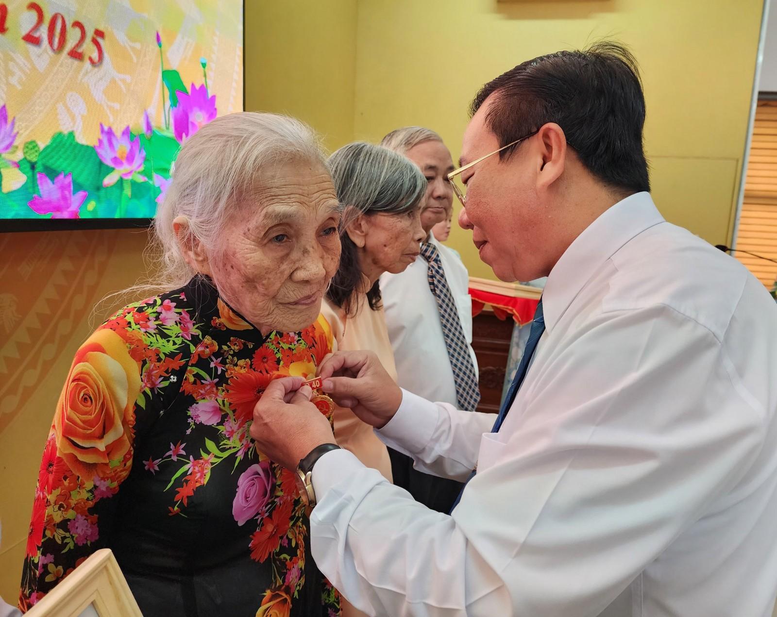 Tân Hiệp trao Huy hiệu Đảng cho 36 đảng viên