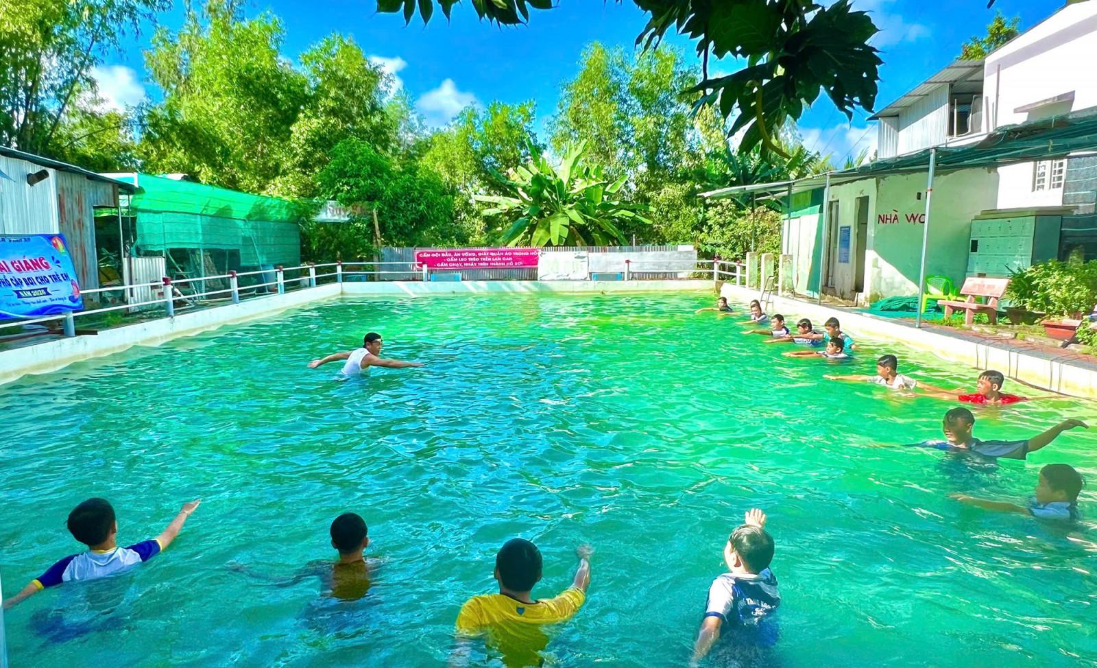 Đoàn Thanh niên xã Vĩnh An phổ cập bơi cho trẻ em dịp hè
