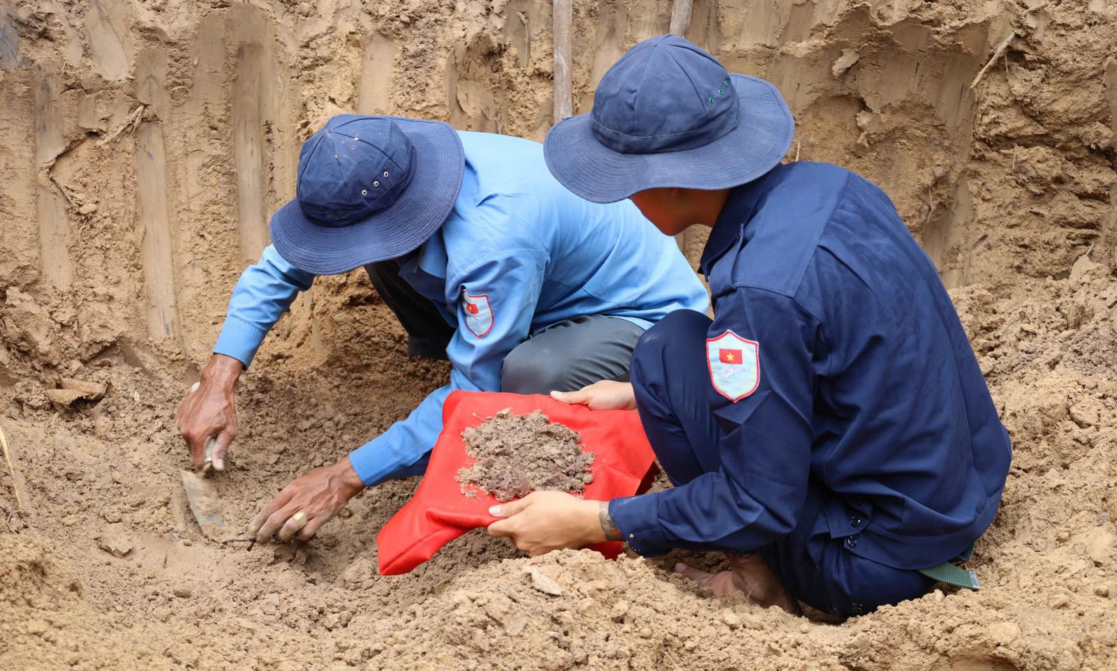 Xã Kiên Lương thăm, tặng quà Đội K92