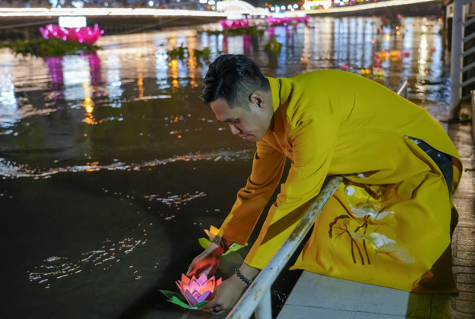 Hàng ngàn hoa đăng lung linh tỏa sáng trên sông Kiên