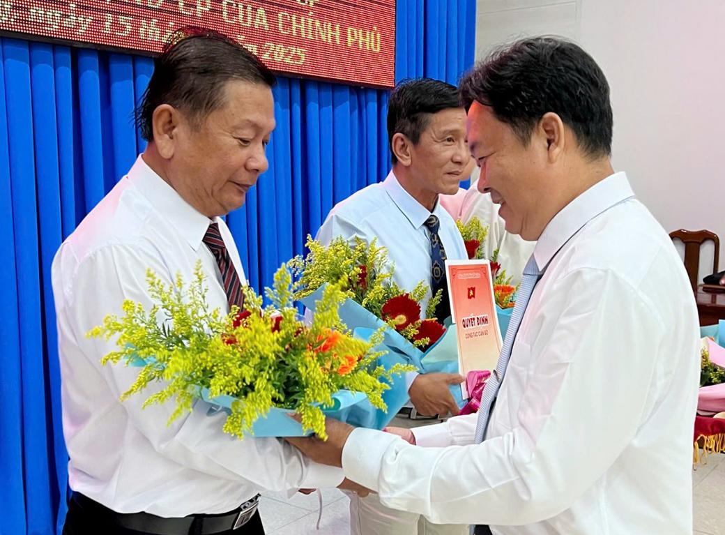 Trao quyết định và tặng hoa cho cán bộ