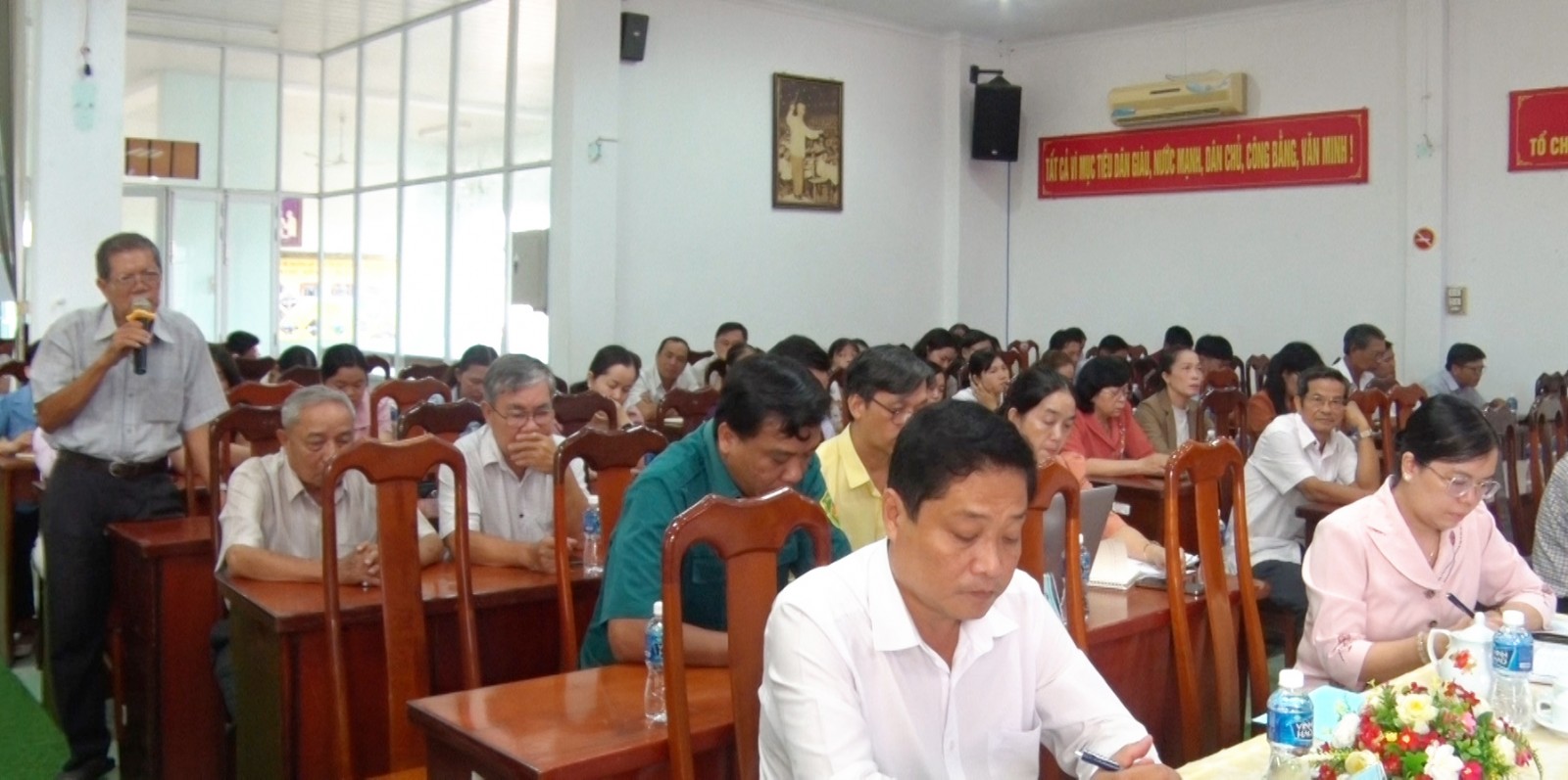 Phó Chủ tịch UBND tỉnh An Giang Lê Văn Phước tiếp xúc cử tri phường Mỹ Thới Cử tri đóng góp ý kiến