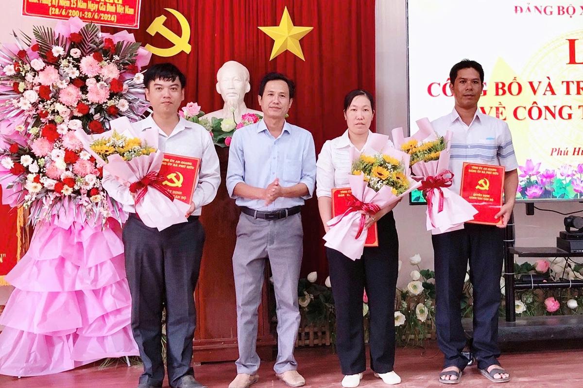 Đảng ủy xã Phú Hữu trao quyết định công tác cán bộ