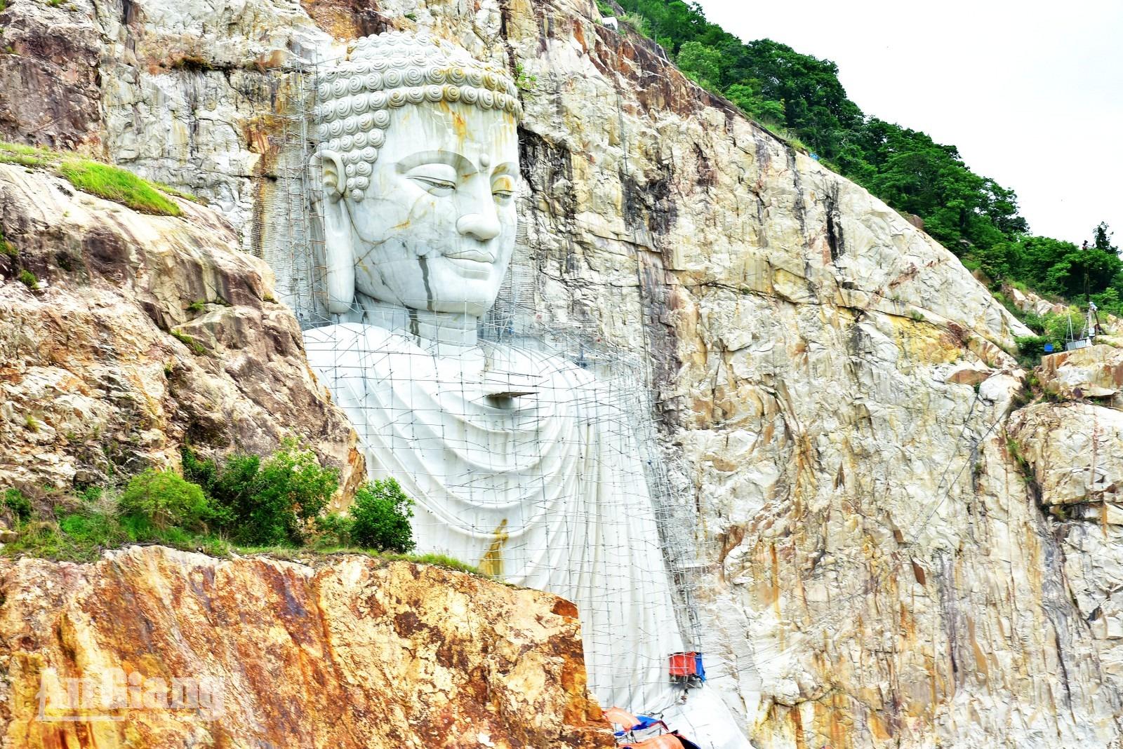 Chinh phục đỉnh núi Sam
