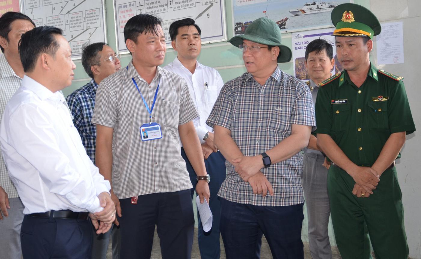 Chủ tịch UBND tỉnh An Giang Hồ Văn Mừng kiểm tra công tác chống khai thác IUU tại cảng Tắc Cậu