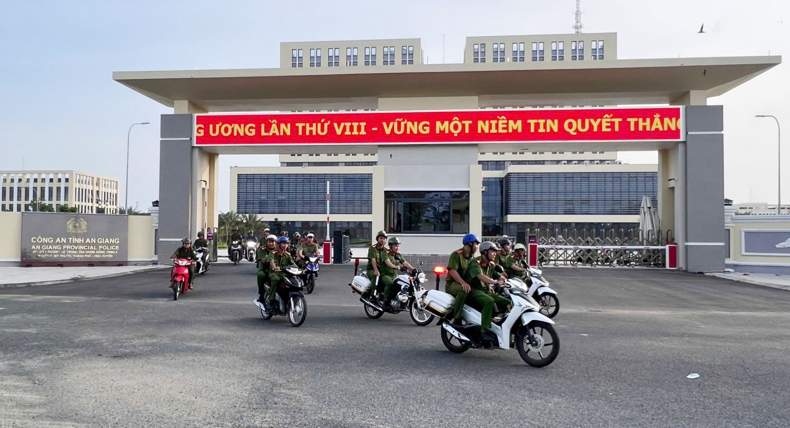 Cùng thời gian phường Long Xuyên, Bình Đức, Mỹ Thới cũng tiến hành lễ ra quân