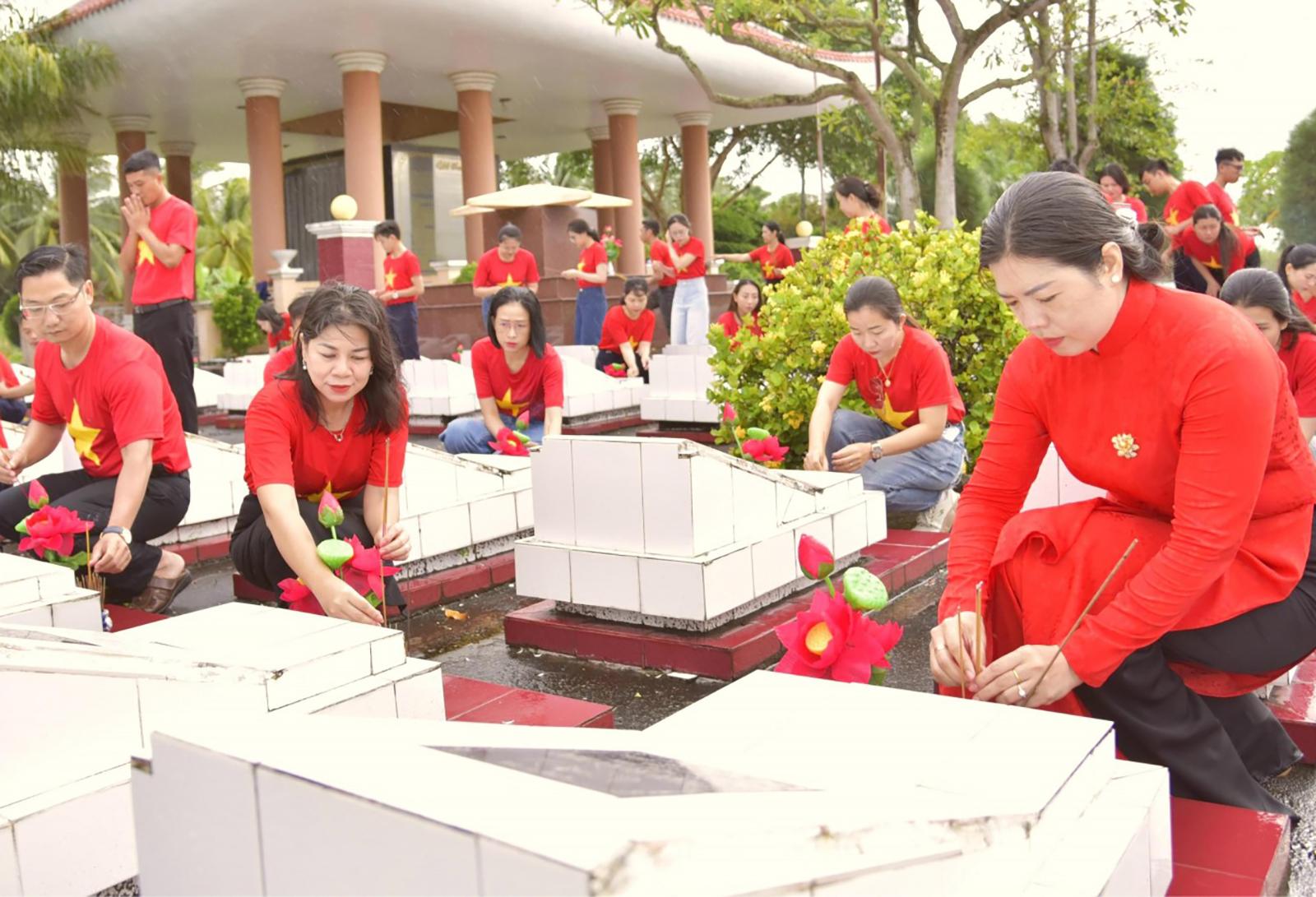 KienlongBank Rạch Giá dâng hương tri ân liệt sĩ và Anh hùng Nguyễn Trung Trực