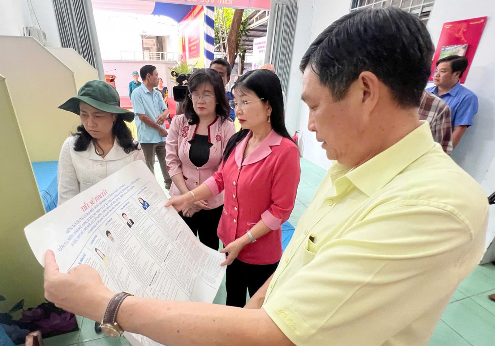 Phó Bí thư Tỉnh ủy, Trưởng đoàn Đại biểu Quốc hội tỉnh, Chủ tịch Ủy ban MTTQ Việt Nam tỉnh, Phó Chủ tịch Ủy ban Bầu cử tỉnh An Giang Trần Thị Thanh Hương kiểm tra danh sách các ứng cử viên