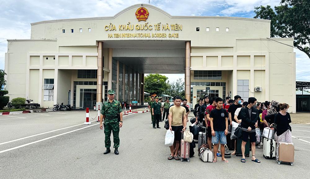 Tiếp nhận 39 công dân từ cơ quan chức năng Campuchia trao trả