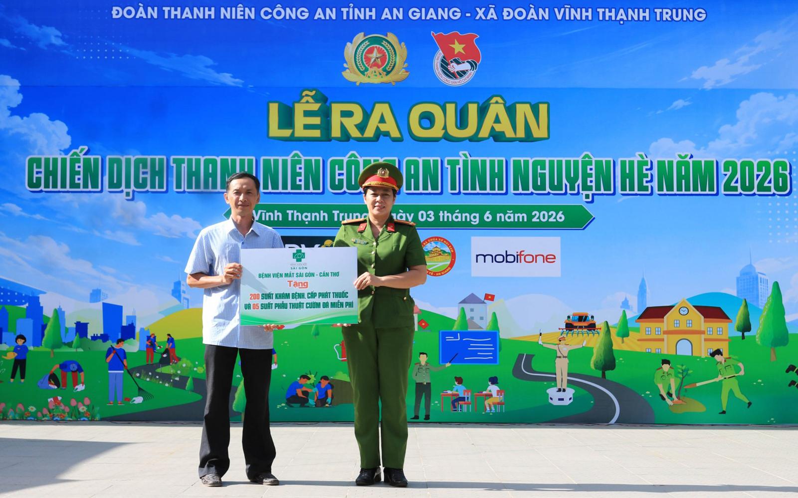 Bệnh viện mắt Sài gòn – Cần Thơ trao bảng hỗ trợ 200 suất khám bệnh, cấp phát thuốc và 5 suất phẫu thuật cườm đá miễn phí