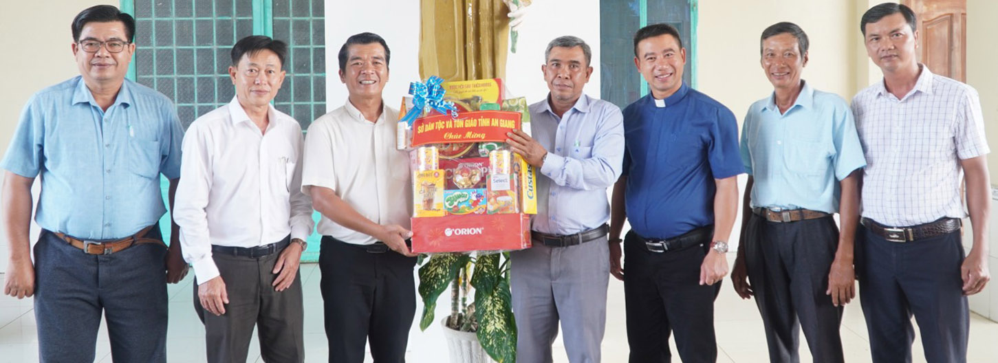 Thăm, tặng quà các giáo xứ dịp lễ Giáng sinh năm 2025