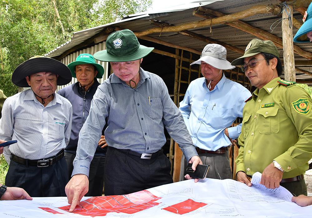 Bí thư Đảng ủy xã Hòn Đất Dương Minh Tâm kiểm tra công tác phòng, chống cháy và bảo vệ rừng