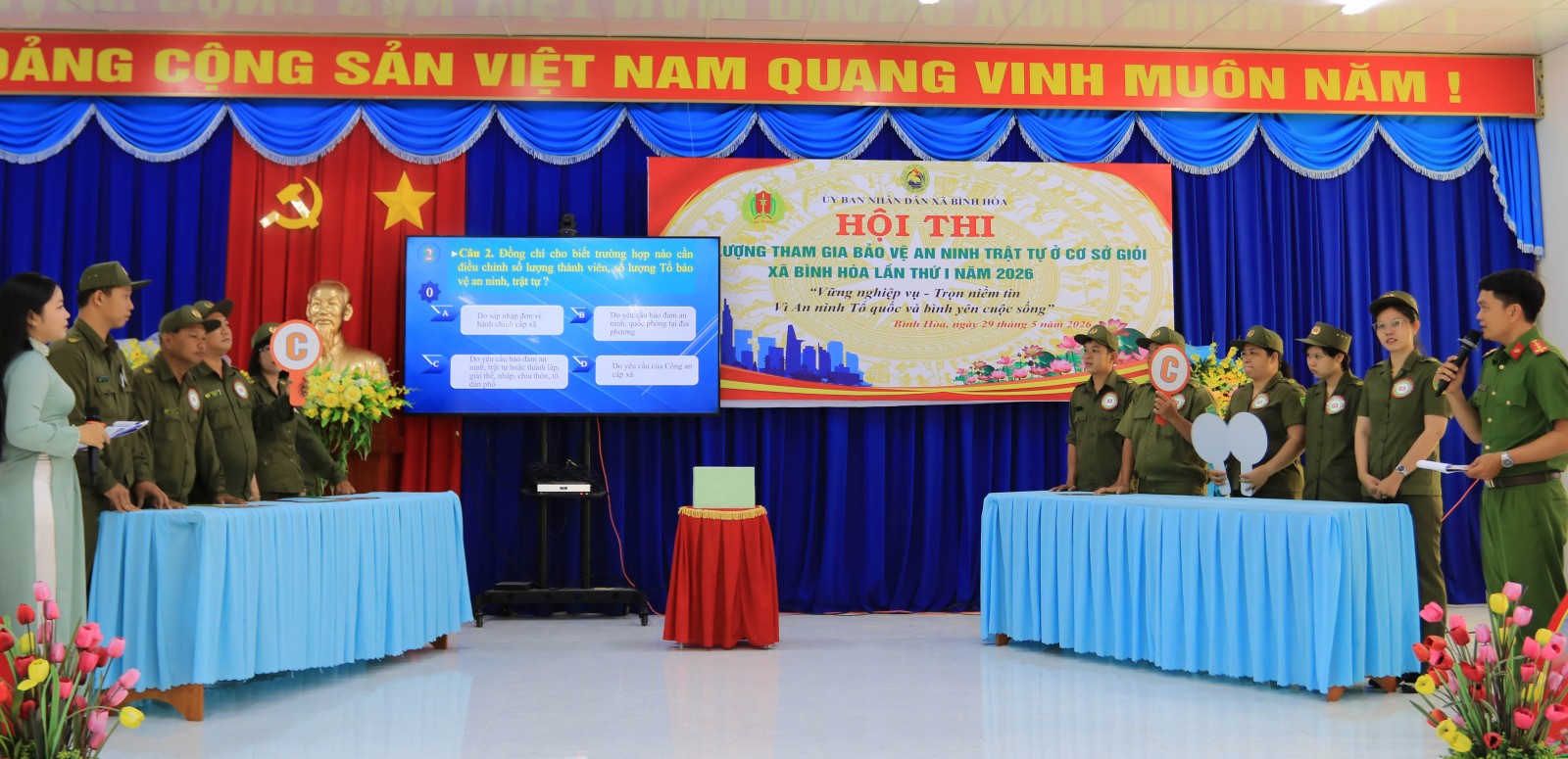 Các đội tranh tài phần thi trả lời câu hỏi