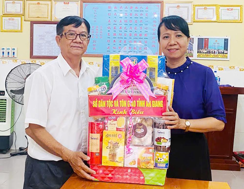 Sở Dân tộc và Tôn giáo tỉnh An Giang thăm, tặng quà Hội Tương tế người Hoa