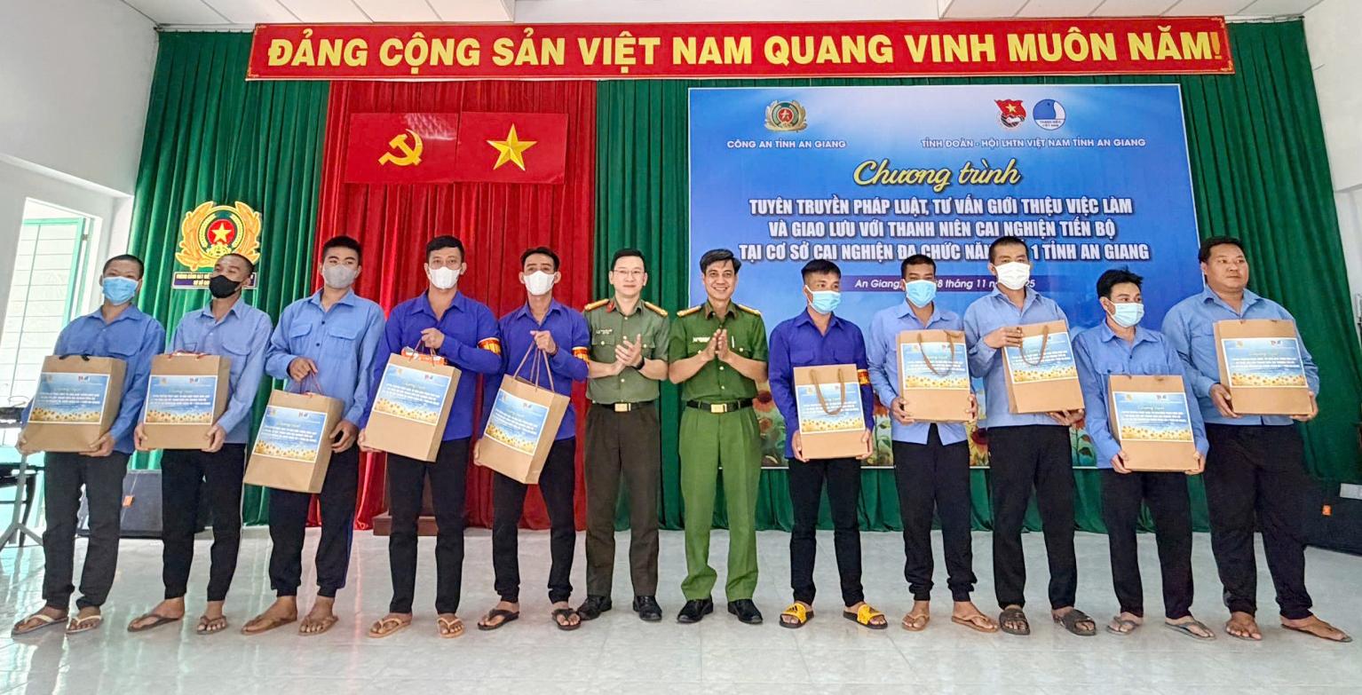 Tặng quà cho thanh niên cai nghiện tiến bộ