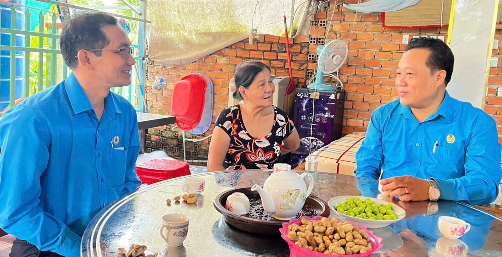 Phó Chủ tịch Liên đoàn Lao động tỉnh thăm, tặng quà Mẹ Việt Nam Anh hùng Nguyễn Thị Bảy