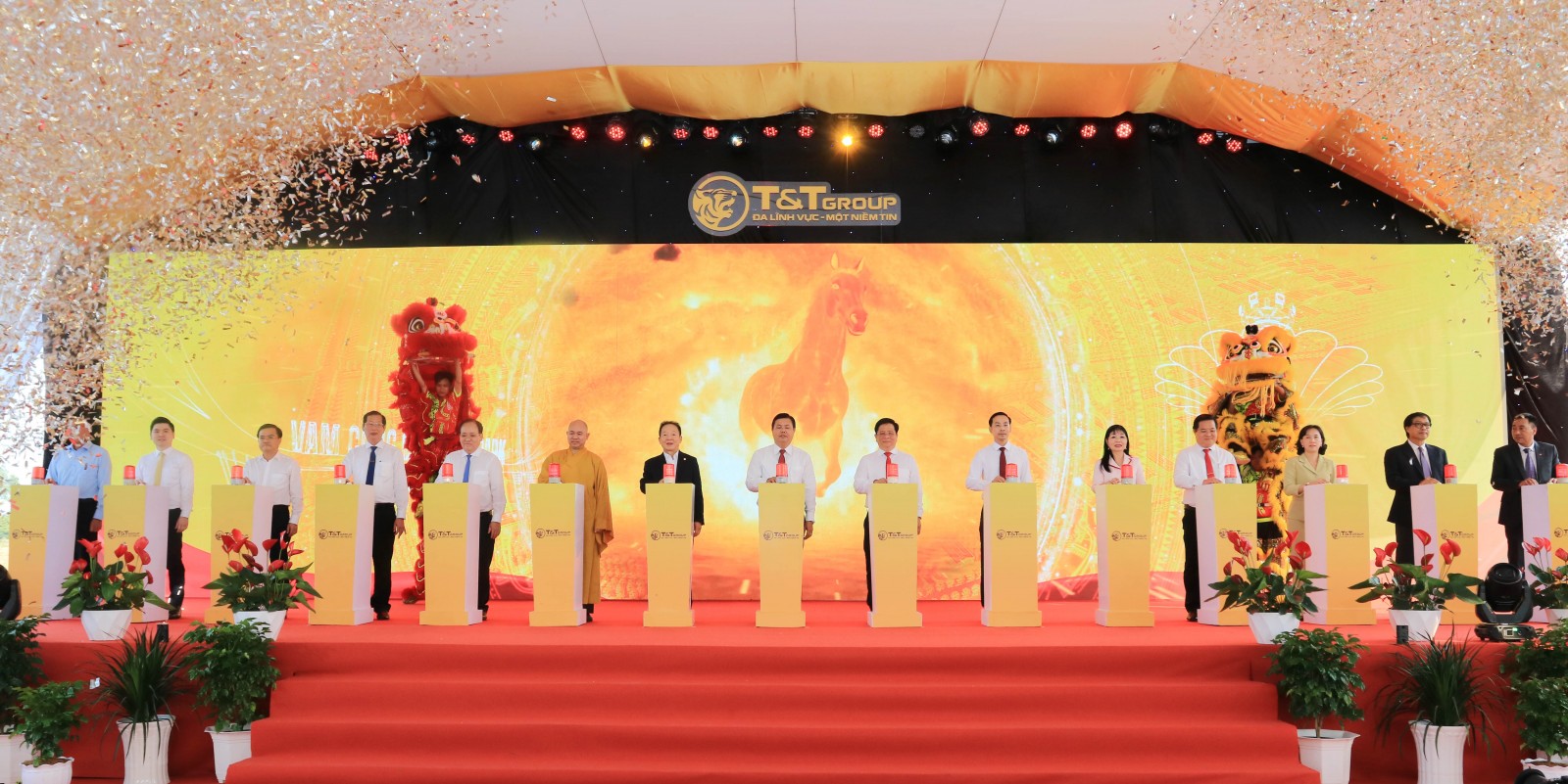 Đại biểu thực hiện nghi thức khởi công dự án 