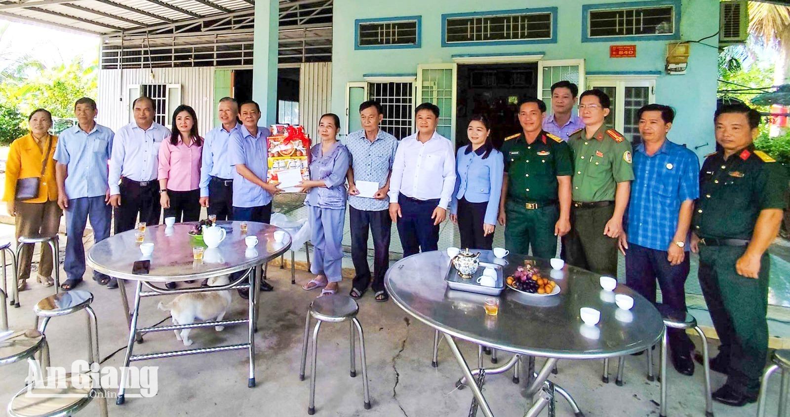 Thường trực HĐND tỉnh An Giang thăm 4 gia đình người có công với cách mạng tiêu biểu ở xã Vĩnh Phong, Vĩnh Thuận