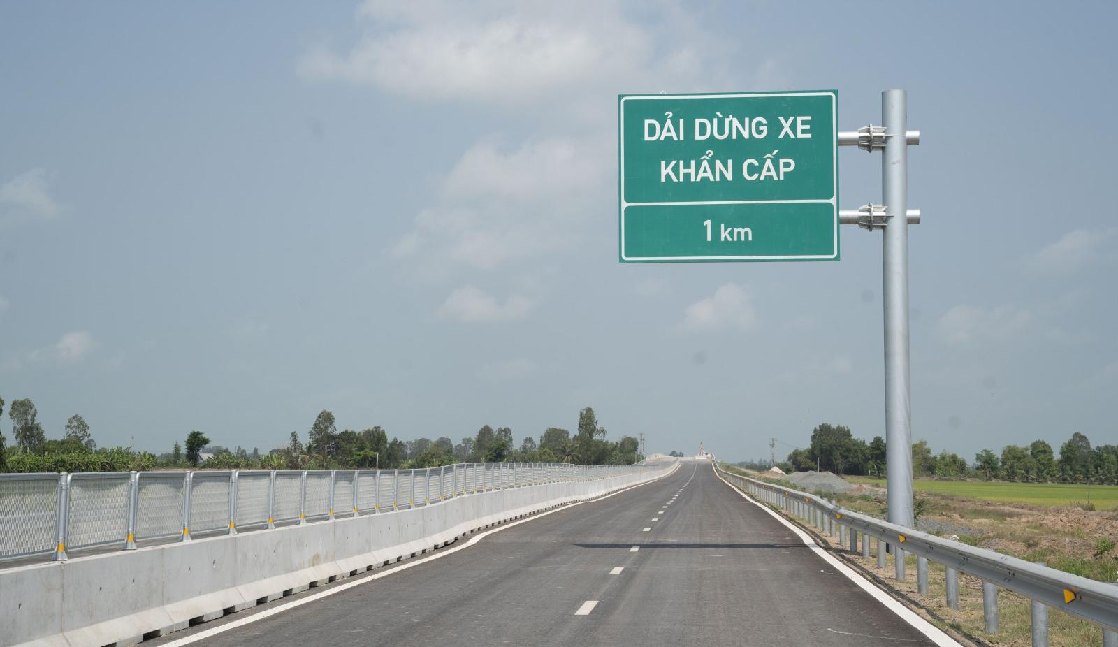 Khí thế mới, quyết tâm mới trên công trường cao tốc