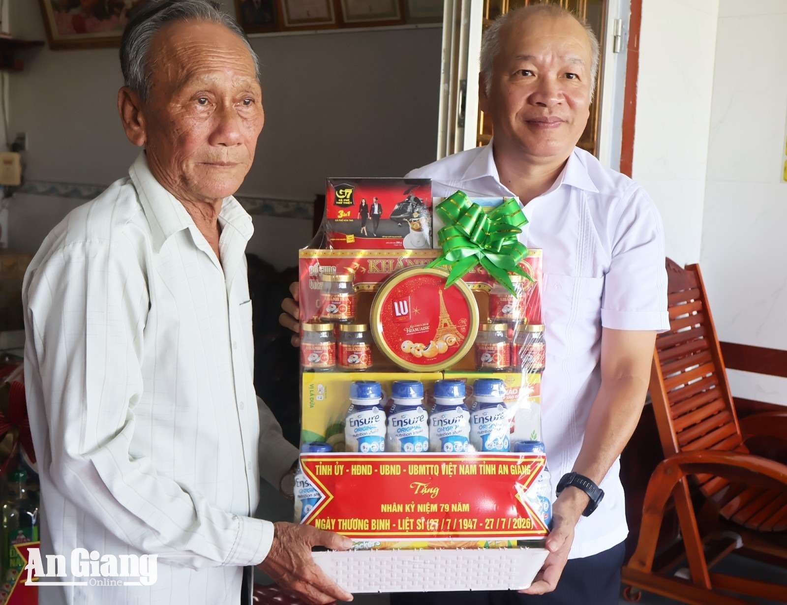 Thăm, tặng quà người có công với cách mạng tiêu biểu tại hai xã Châu Thành và Bình An