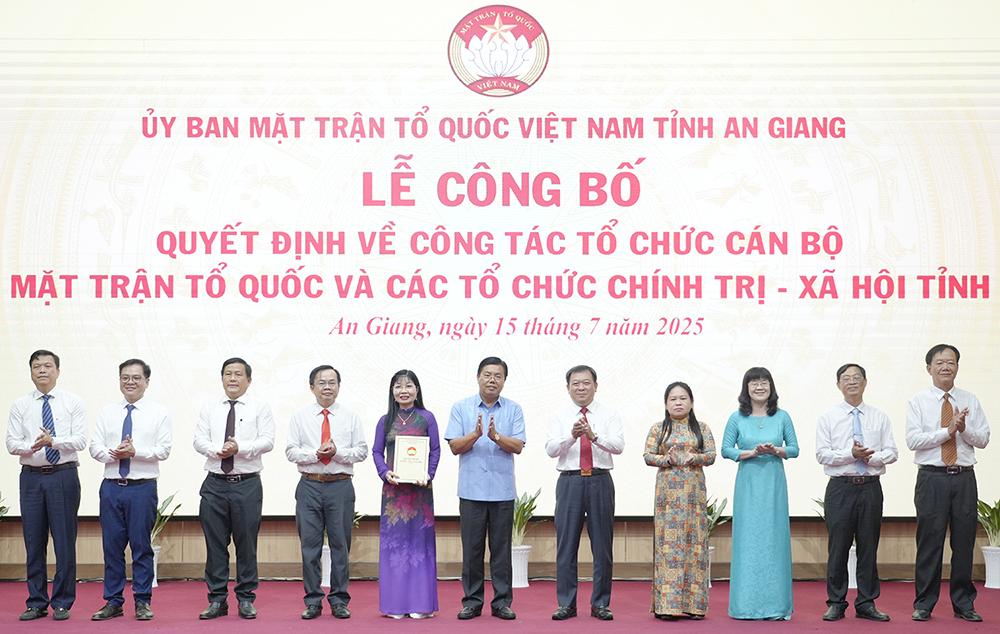 Công bố quyết định tổ chức, cán bộ Mặt trận Tổ quốc và các tổ chức chính trị - xã hội tỉnh An Giang