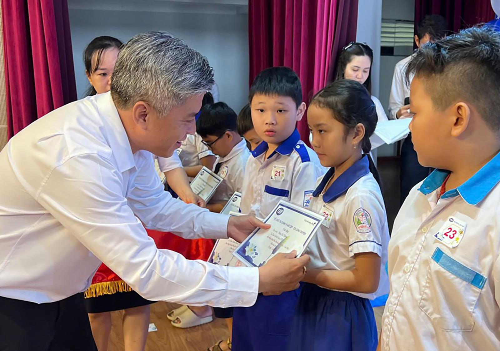 Tổ chức Tài chính vi mô CEP chi nhánh Long Xuyên trao 127 suất học bổng, quà học tập cho học sinh nghèo hiếu học