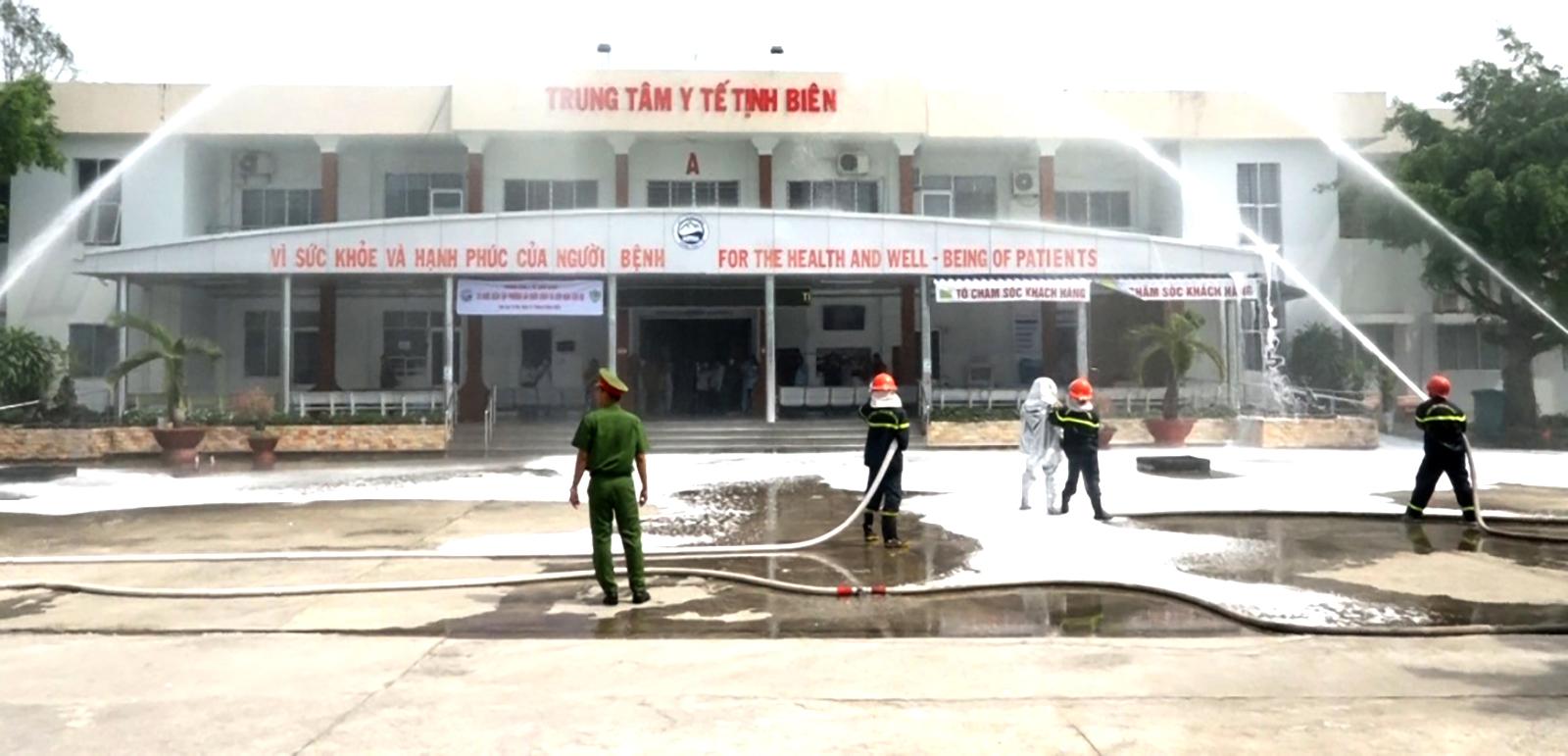 Thực tập phương án chữa cháy và cứu nạn, cứu hộ tại Trung tâm Y tế Tịnh Biên