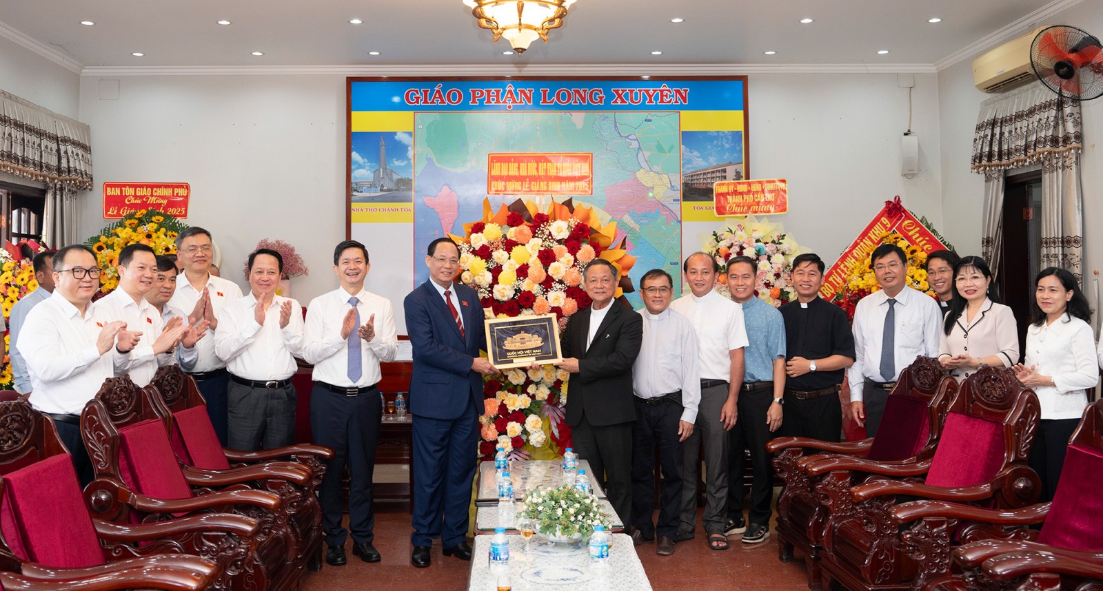 Phó Chủ tịch Quốc hội Trần Quang Phương chúc mừng Giáng sinh tại Tòa Giám mục Giáo phận Long Xuyên