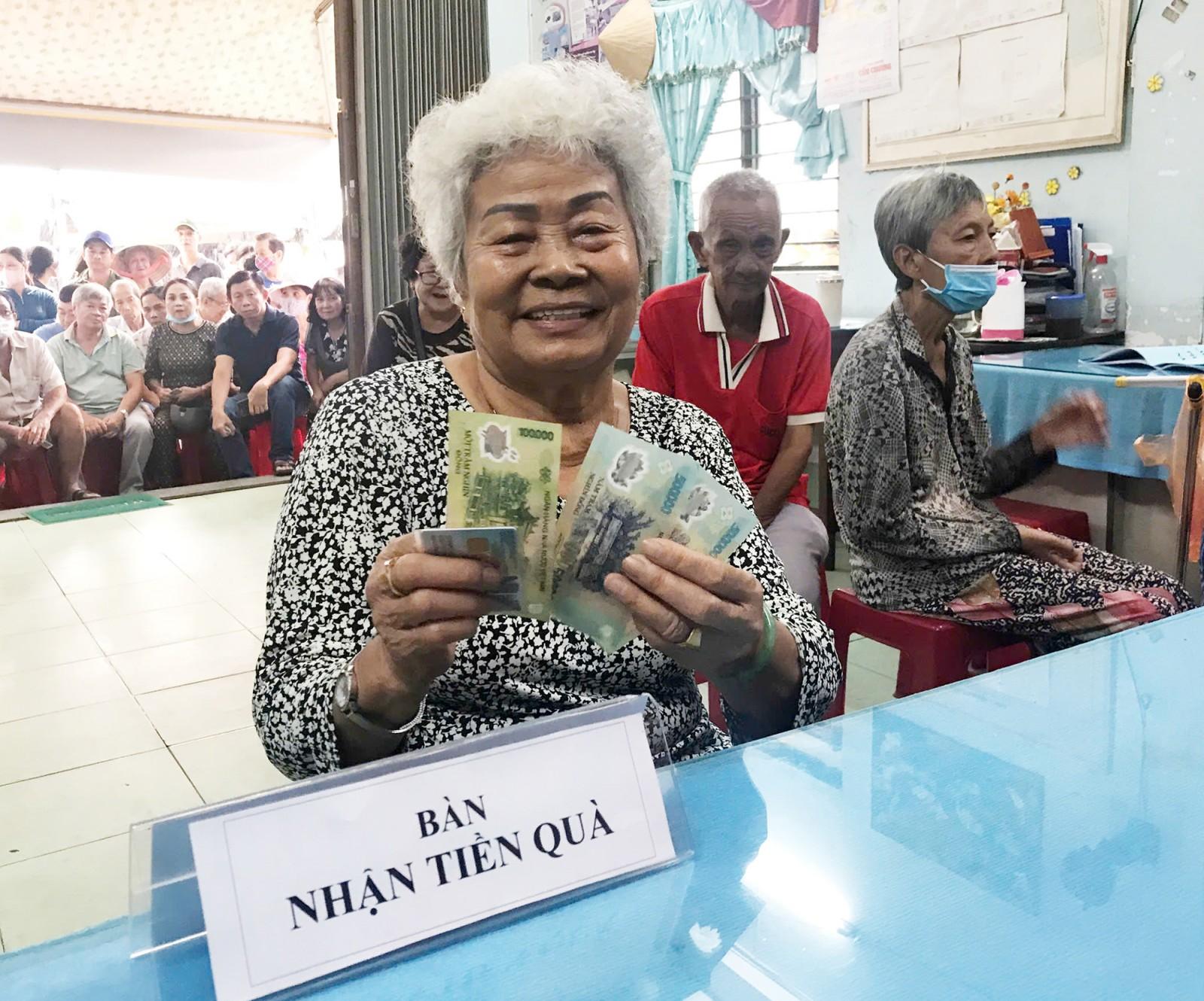 Nhân dân phấn khởi nhận quà Tết Độc lập