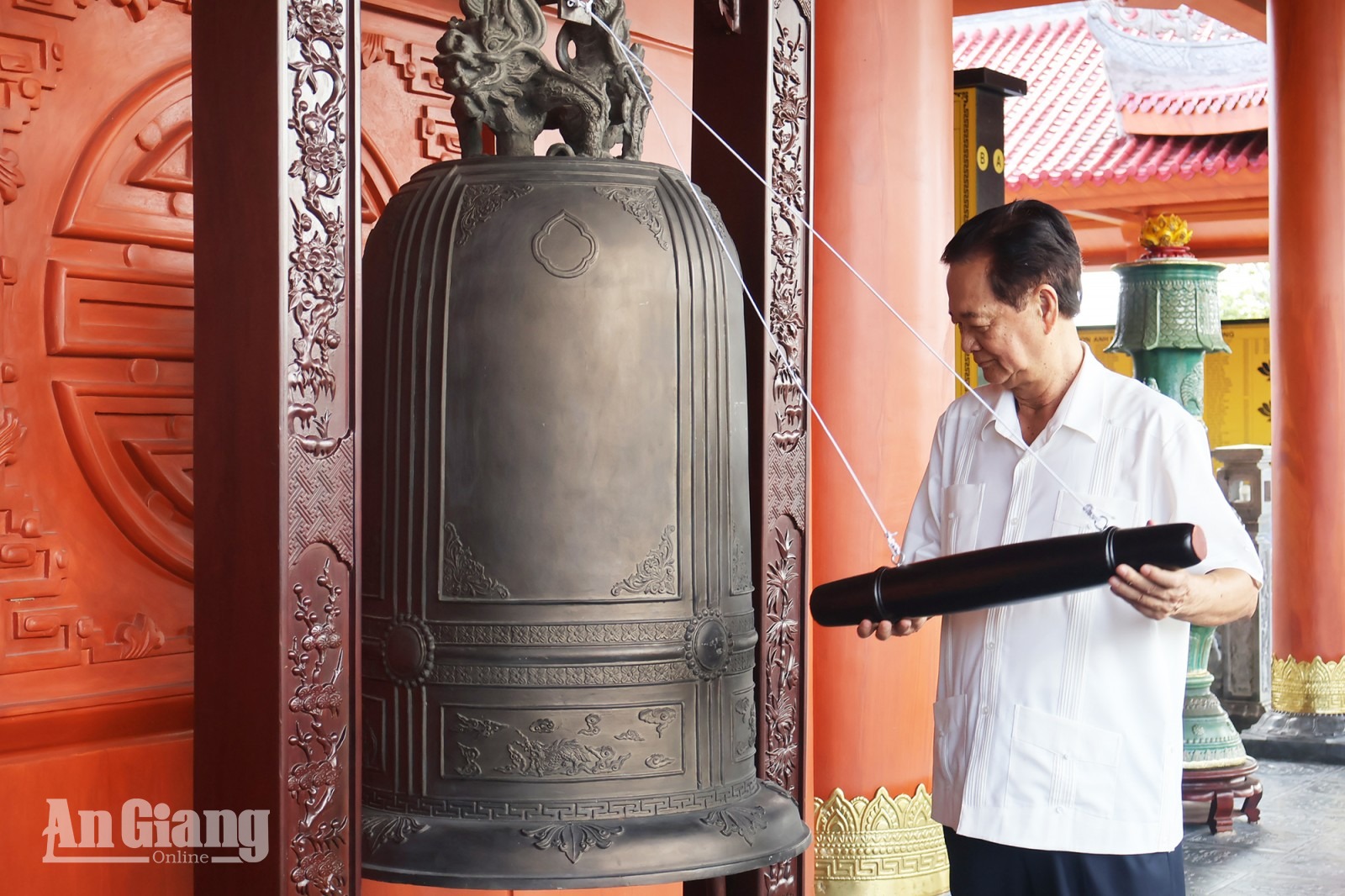Nguyên Thủ tướng Nguyễn Tấn Dũng dâng hương tri ân các Anh hùng liệt sĩ tại An Giang