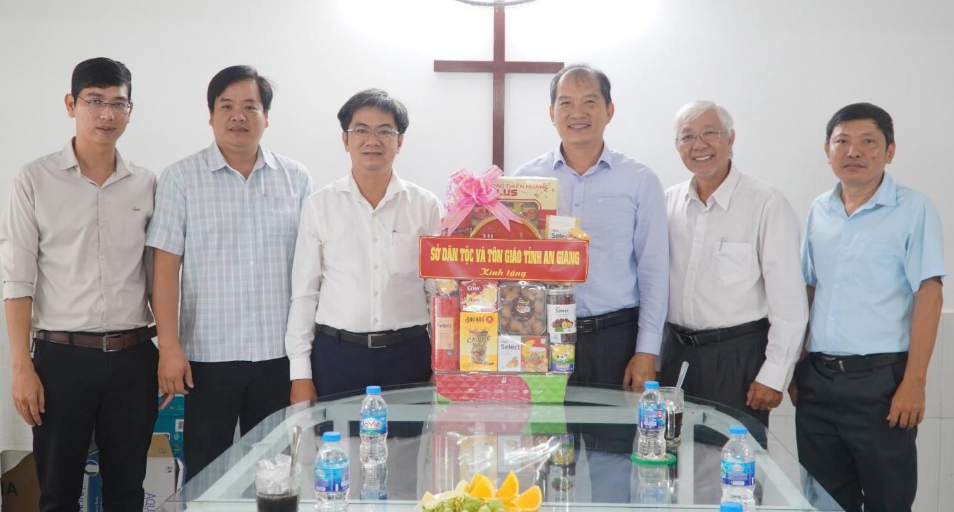 Thăm, tặng quà các cơ sở tôn giáo tại 3 xã, phường