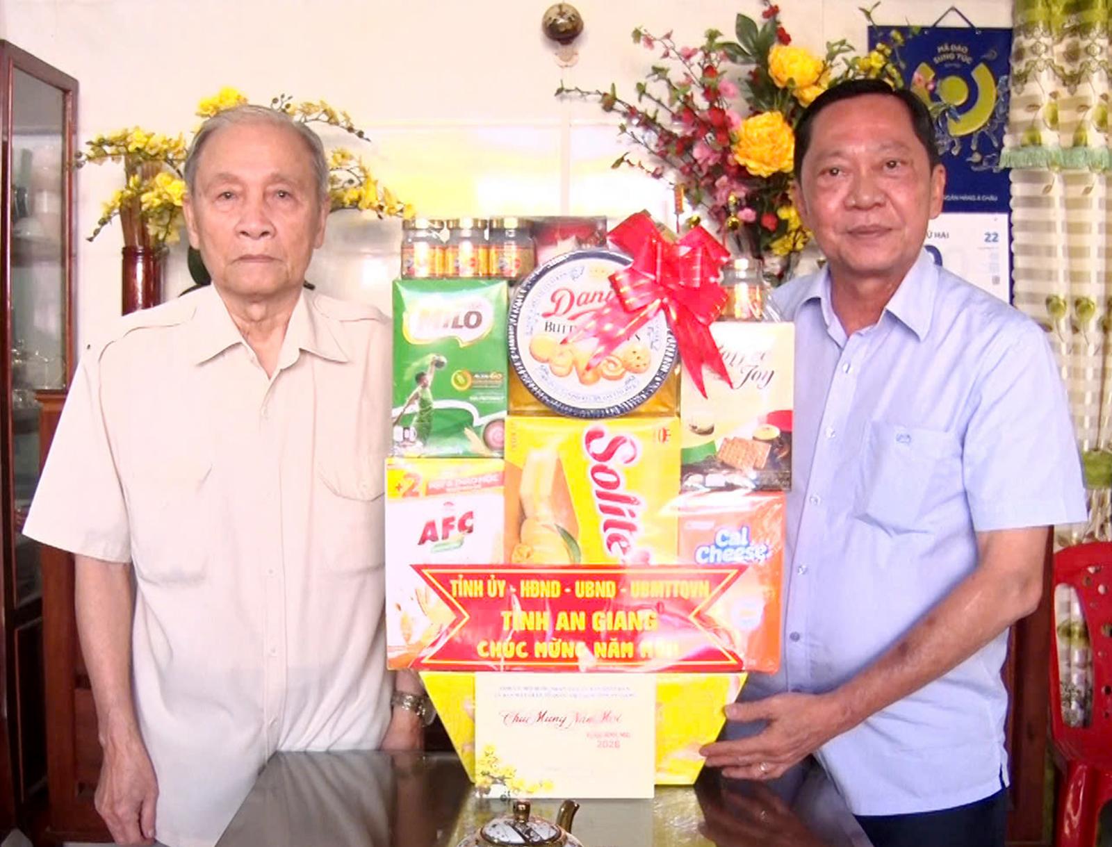Giám đốc Sở Văn hóa và Thể thao tỉnh An Giang Nguyễn Khánh Hiệp chúc tết hai xã Phú An, Phú Lâm
