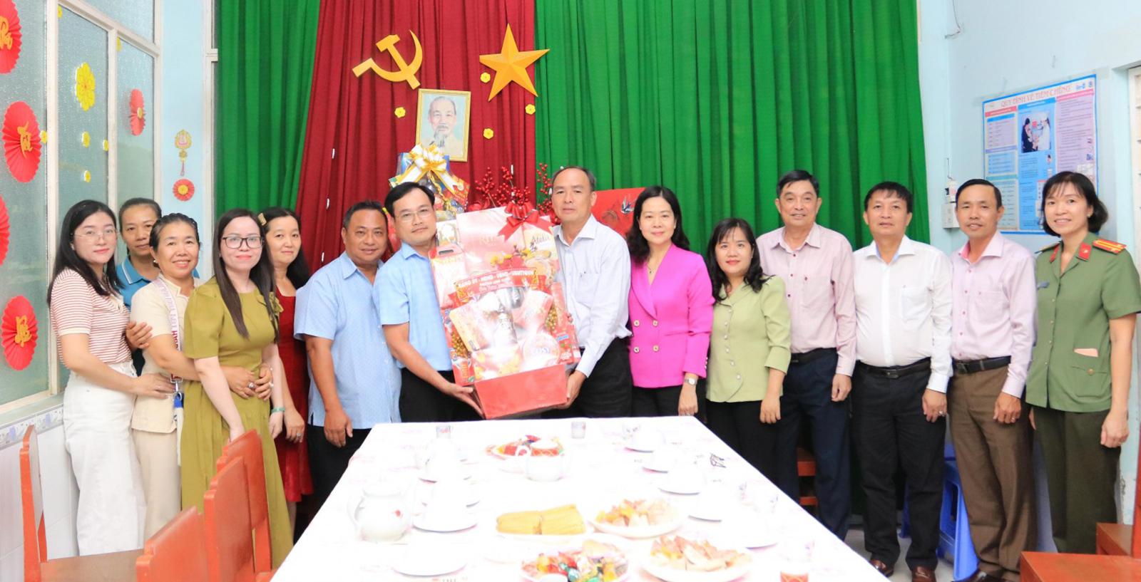 Lãnh đạo phường Long Xuyên thăm, tặng quà bệnh nhân và các lực lượng trực đêm giao thừa Thặm, tặng quà Trạm y tế phường Long Xuyên